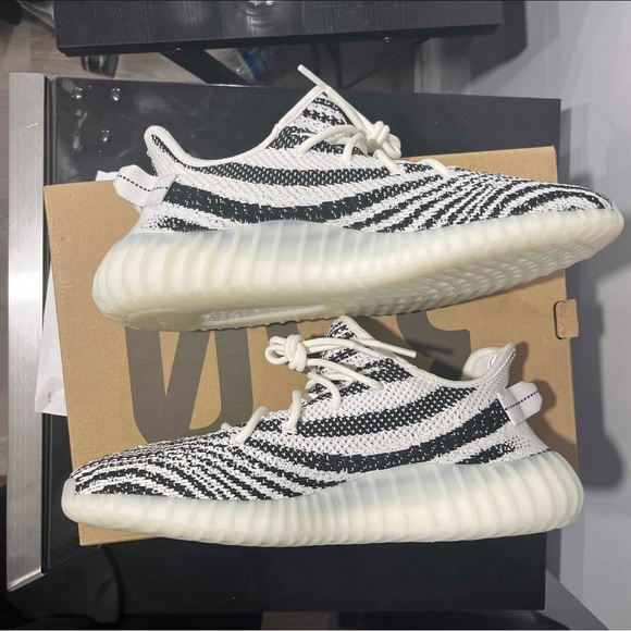 Yeezy 350 V2 Zebra - Picture 3 of 7